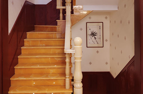 梧州中式别墅室内汉白玉石楼梯的定制安装装饰效果
