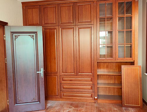 梧州中式家庭装修里定制的实木衣柜效果图